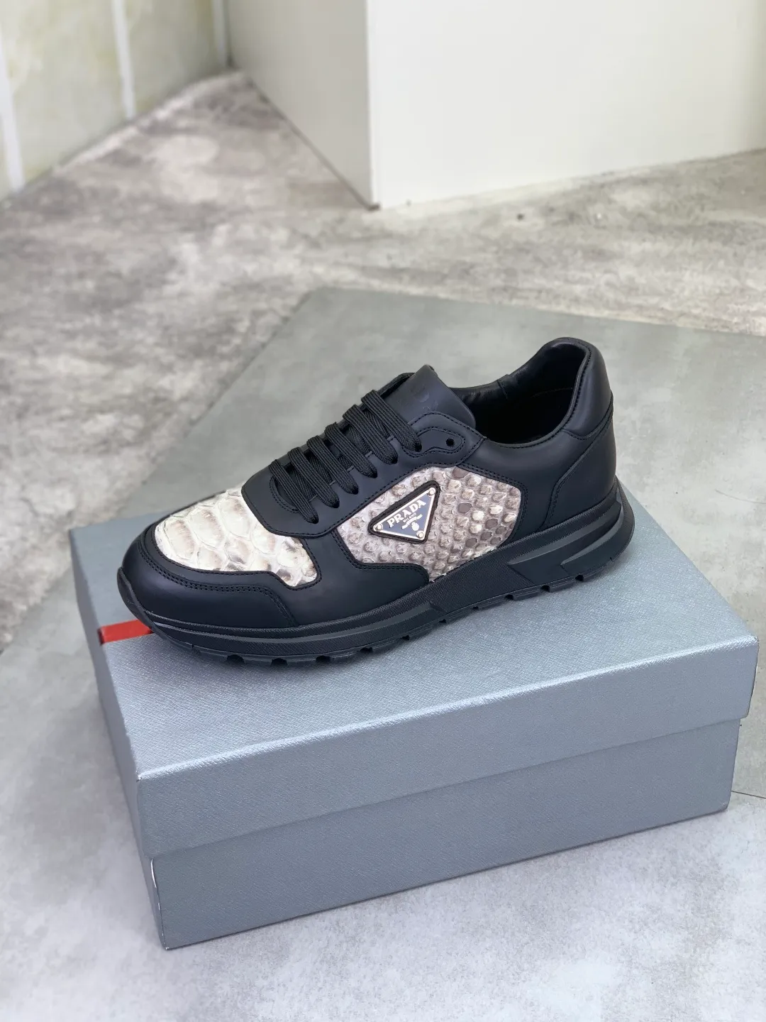 Men's men's shoes💰P580💰【New model】Top quality, new popular models on the official website, which will never go out of style for a century,🆘 The trendy brand (Prada) mainly promotes popular models, avant-garde and versatile fashionable men's shoes, privately molded, with cowhide splicing and 1:1 oil edge treatment... fashionable and simple, original imported cowhide with python skin, cowhide leather lining for feet; the atmosphere and personality are more fashionable, eye-catching and pursuing class. It will subvert the old idea and be a must-have for fashionistas who want to spend time with you! Must keep it! High-end comfortable and low-cost, high-end quality workmanship. Size: 38-44 Various colors available. full package